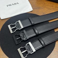 PRADA 4.0cm 颜色:黑色牛皮皮革腰带风格简约之作醒目装饰金属徽标柔软自然,赋予设计 PRADA 4.0cm 颜色:黑色牛皮皮革腰带风格简约之作醒目装饰金属徽标柔软自然,赋予设计