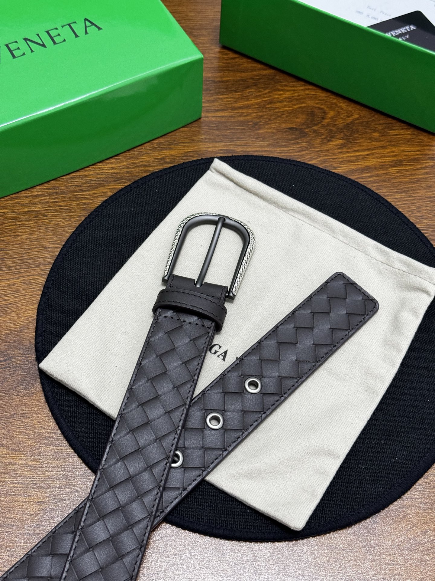 BOTTEGA VENETA 3.5cm 咖啡小牛皮皮革手工编织,手工编织新款牛皮经典之作。每个 BOTTEGA VENETA 3.5cm 咖啡小牛皮皮革手工编织,手工编织新款牛皮经典之作。每个