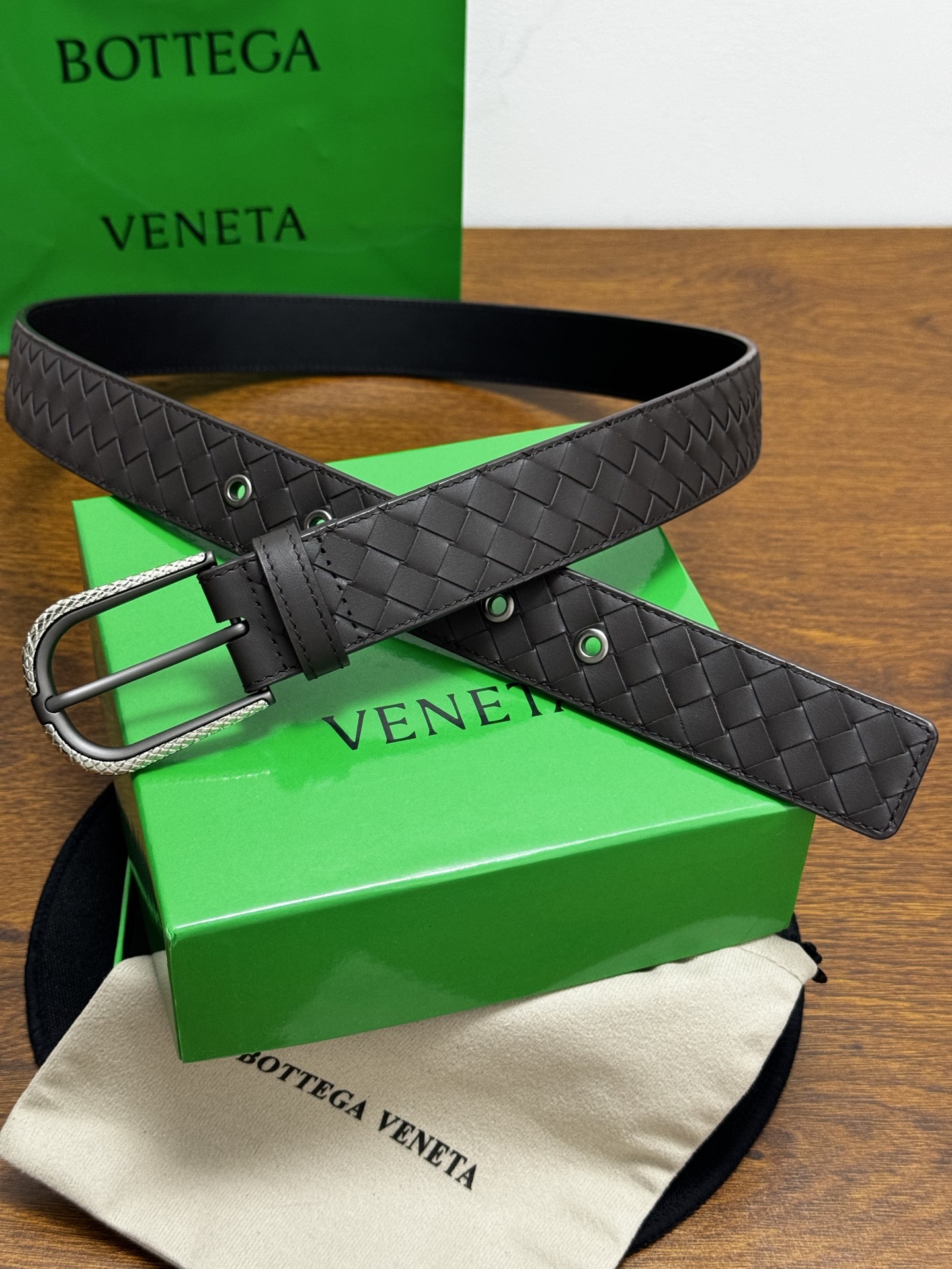 BOTTEGA VENETA 3.5cm 咖啡小牛皮皮革手工编织,手工编织新款牛皮经典之作。每个 BOTTEGA VENETA 3.5cm 咖啡小牛皮皮革手工编织,手工编织新款牛皮经典之作。每个
