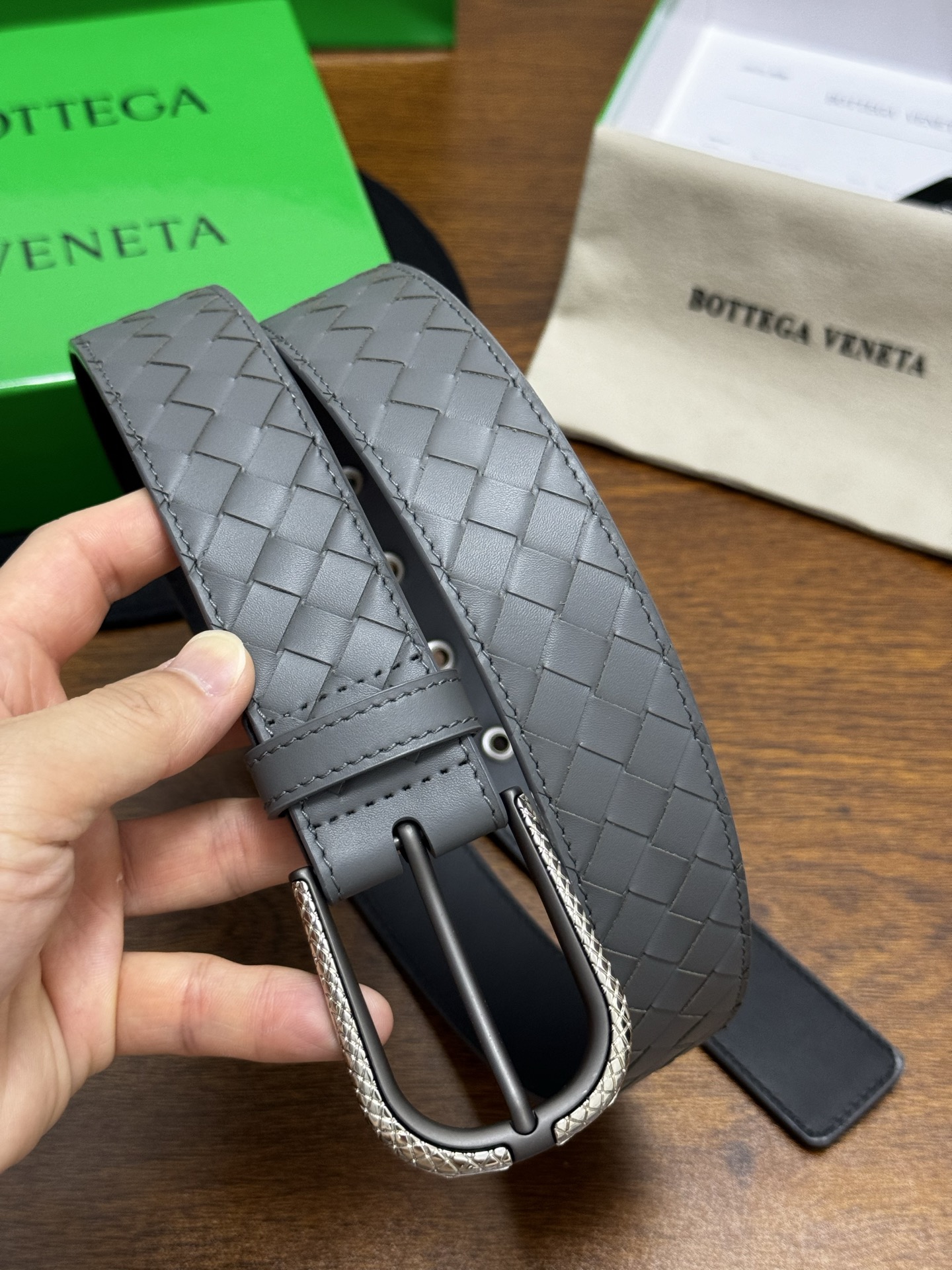 BOTTEGA VENETA 3.5cm 灰色小牛皮皮革手工编织,手工编织新款牛皮经典之作。每个 BOTTEGA VENETA 3.5cm 灰色小牛皮皮革手工编织,手工编织新款牛皮经典之作。每个