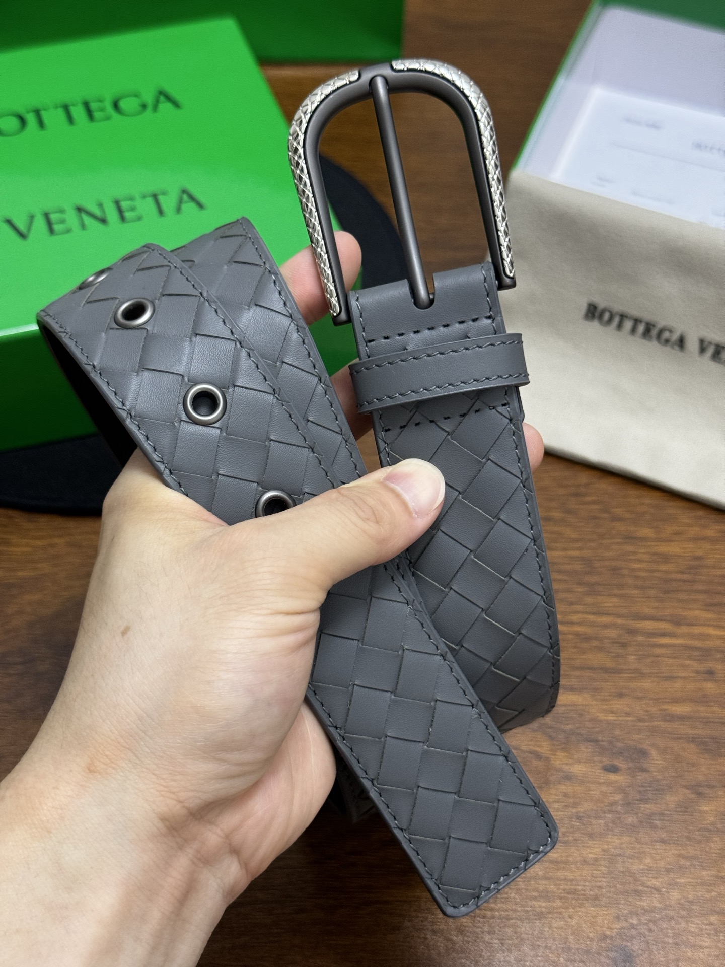 BOTTEGA VENETA 3.5cm 灰色小牛皮皮革手工编织,手工编织新款牛皮经典之作。每个 BOTTEGA VENETA 3.5cm 灰色小牛皮皮革手工编织,手工编织新款牛皮经典之作。每个