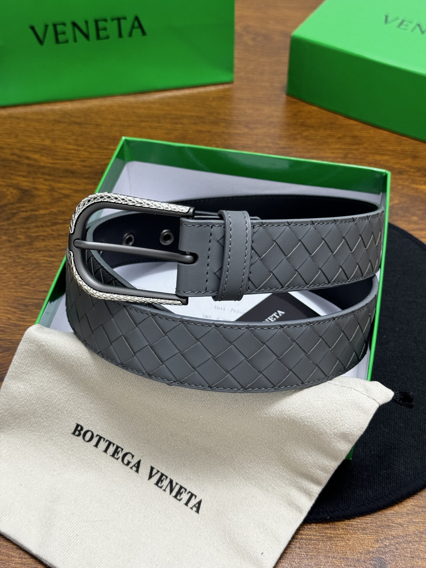 BOTTEGA VENETA 3.5cm 灰色小牛皮皮革手工编织,手工编织新款牛皮经典之作。每个 BOTTEGA VENETA 3.5cm 灰色小牛皮皮革手工编织,手工编织新款牛皮经典之作。每个