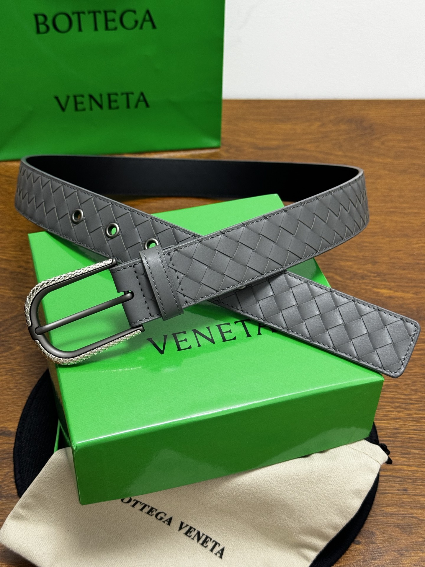 BOTTEGA VENETA 3.5cm 灰色小牛皮皮革手工编织,手工编织新款牛皮经典之作。每个 BOTTEGA VENETA 3.5cm 灰色小牛皮皮革手工编织,手工编织新款牛皮经典之作。每个