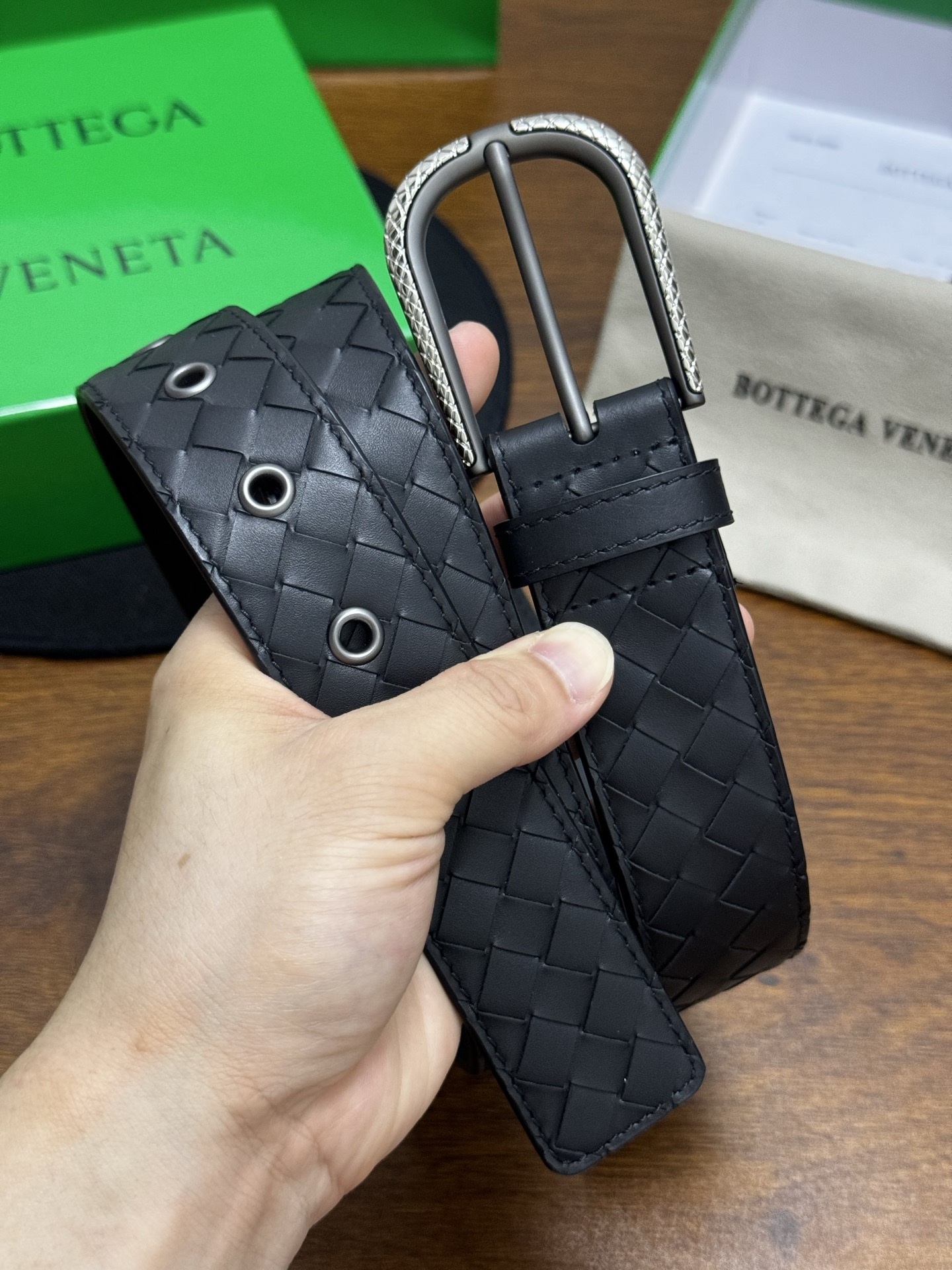 BOTTEGA VENETA   3.5cm   黑色小牛皮皮革手工编织，手工编织新款牛皮经典之作。每个