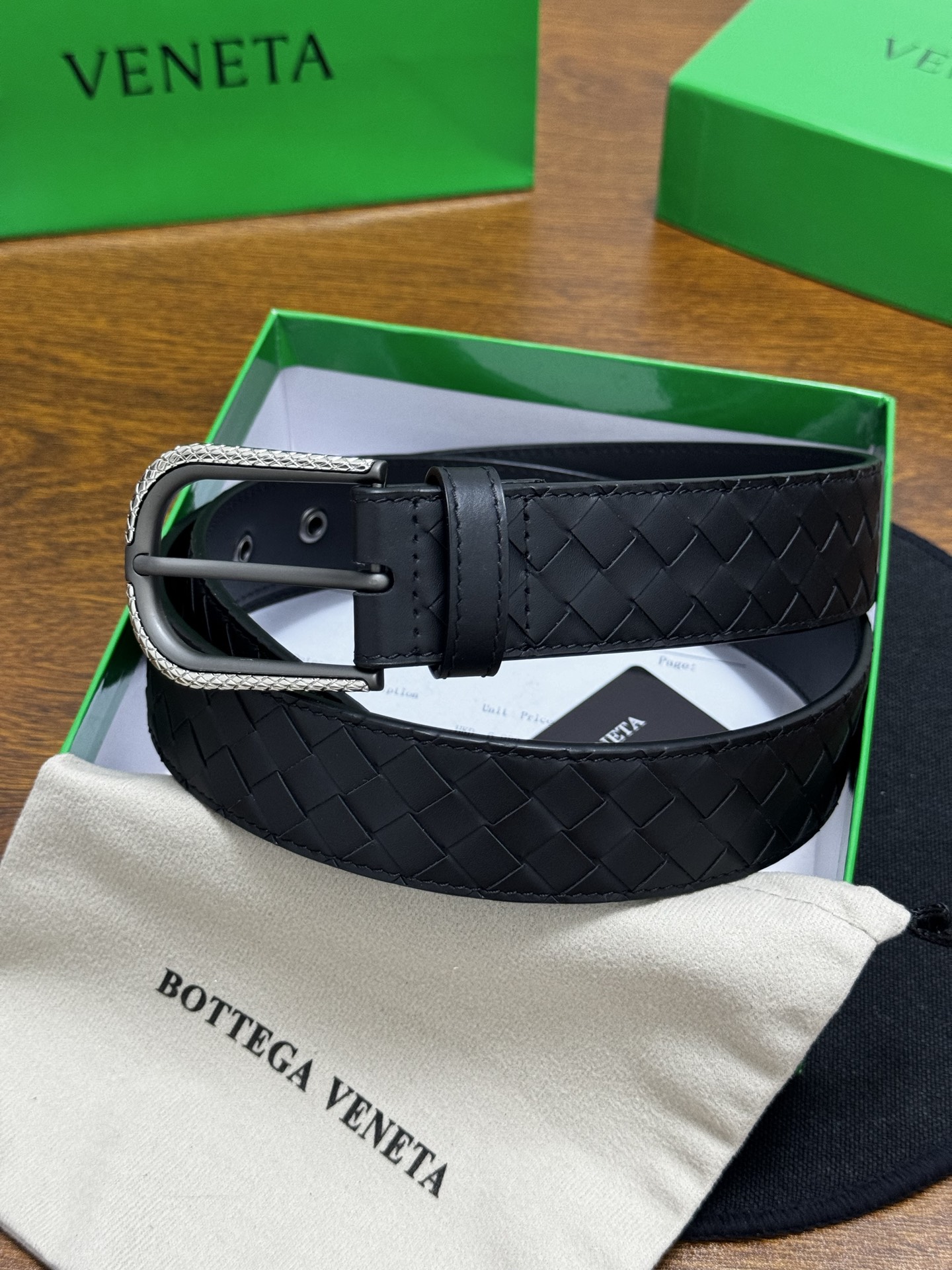 BOTTEGA VENETA   3.5cm   黑色小牛皮皮革手工编织，手工编织新款牛皮经典之作。每个