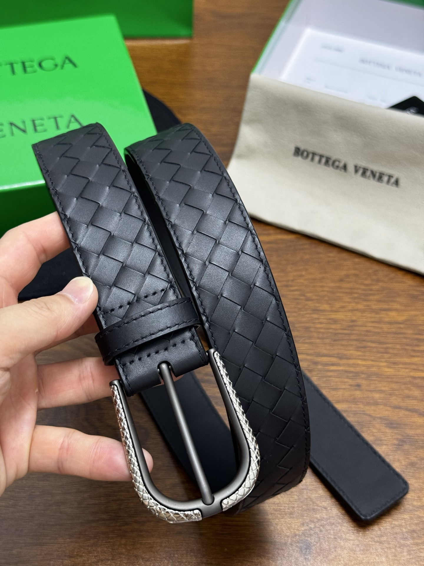 BOTTEGA VENETA   3.5cm   黑色小牛皮皮革手工编织，手工编织新款牛皮经典之作。每个
