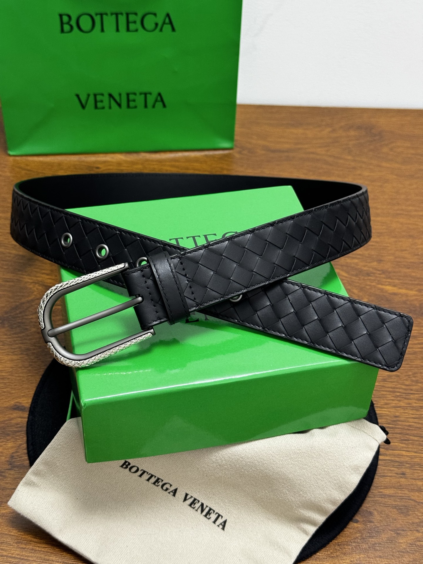 BOTTEGA VENETA   3.5cm   黑色小牛皮皮革手工编织，手工编织新款牛皮经典之作。每个