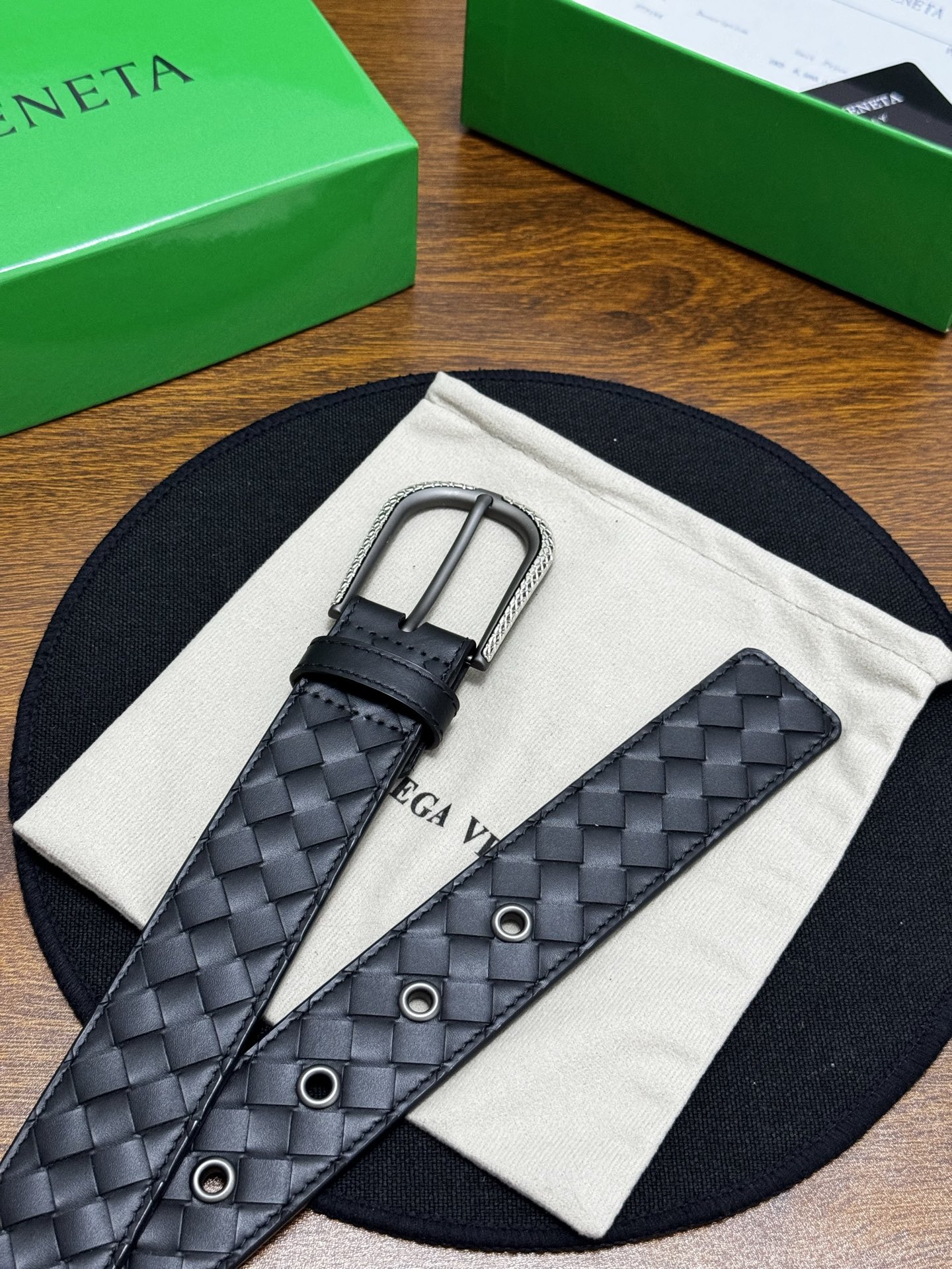 BOTTEGA VENETA   3.5cm   黑色小牛皮皮革手工编织，手工编织新款牛皮经典之作。每个