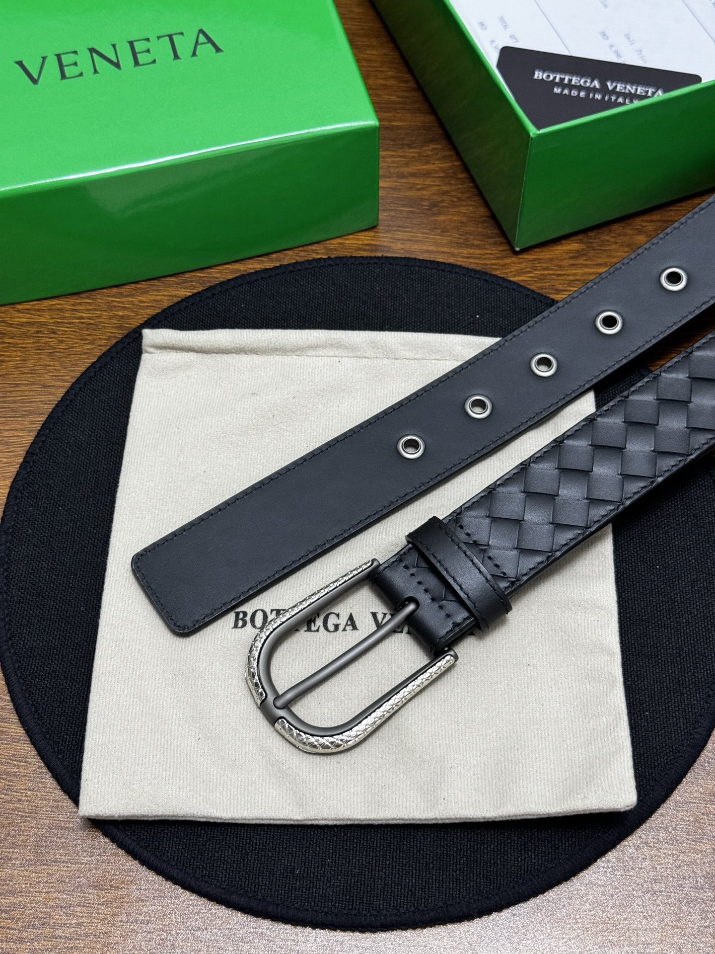 BOTTEGA VENETA   3.5cm   黑色小牛皮皮革手工编织，手工编织新款牛皮经典之作。每个