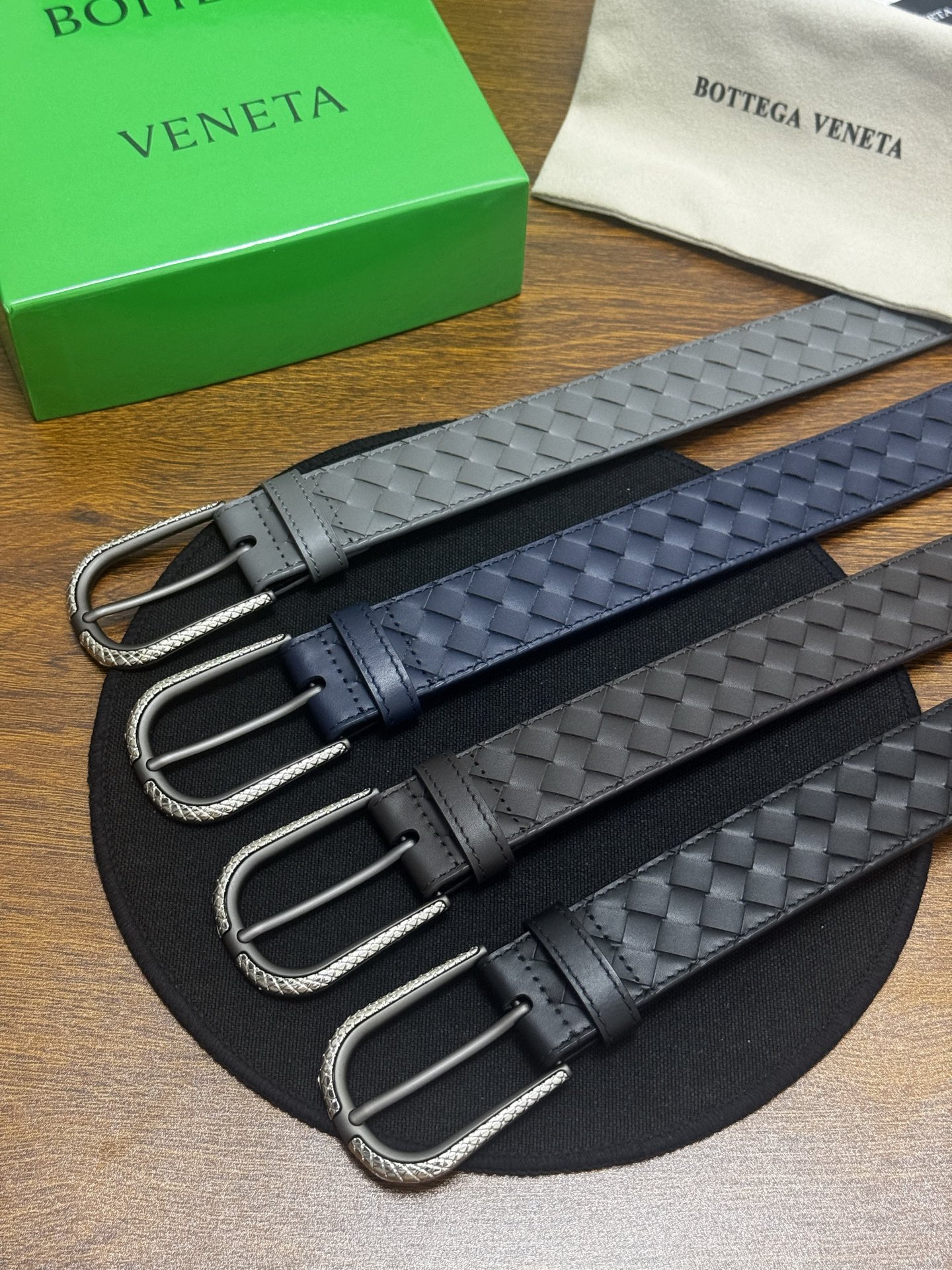 BOTTEGA VENETA   3.5cm   小牛皮皮革手工编织，手工编织新款牛皮经典之作。每个细节