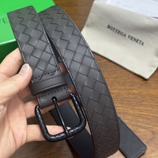 BOTTEGA VENETA 3.5cm 咖啡小牛皮皮革手工编织,手工编织新款牛皮经典之作。每个 BOTTEGA VENETA 3.5cm 咖啡小牛皮皮革手工编织,手工编织新款牛皮经典之作。每个