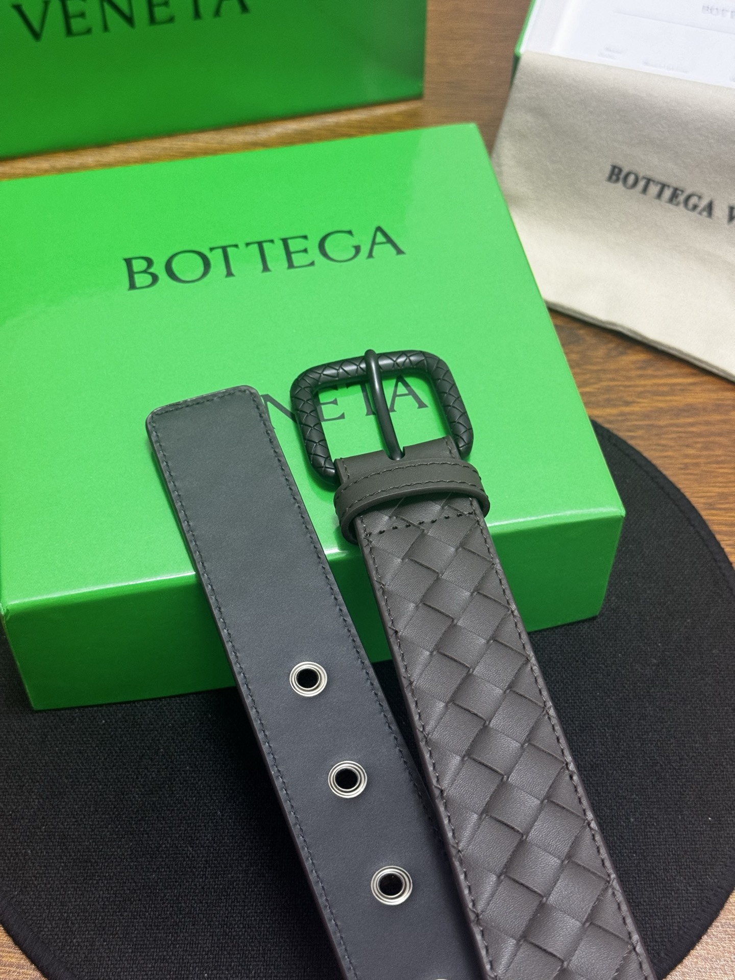 BOTTEGA VENETA 3.5cm 咖啡小牛皮皮革手工编织,手工编织新款牛皮经典之作。每个 BOTTEGA VENETA 3.5cm 咖啡小牛皮皮革手工编织,手工编织新款牛皮经典之作。每个