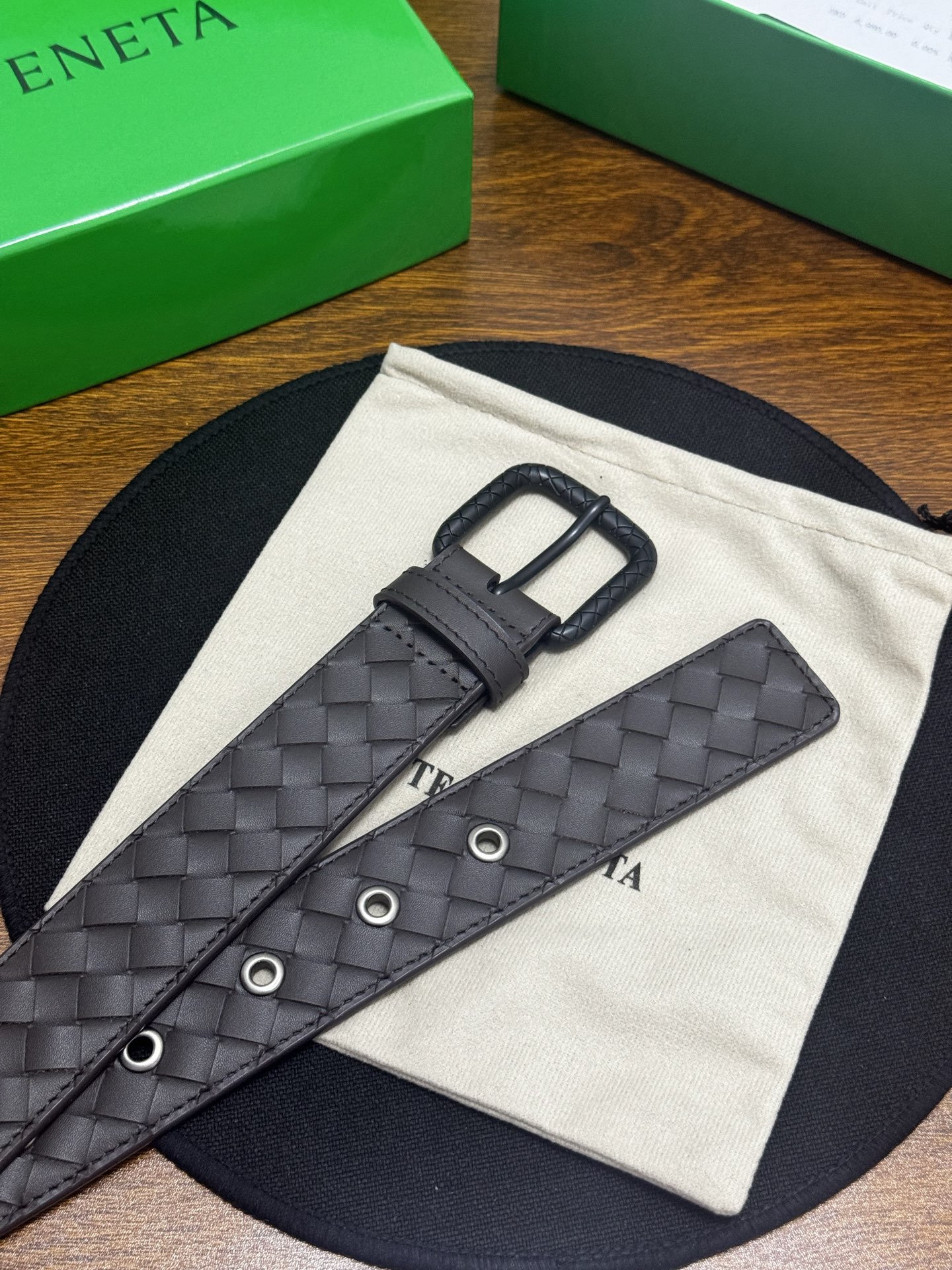 BOTTEGA VENETA 3.5cm 咖啡小牛皮皮革手工编织,手工编织新款牛皮经典之作。每个 BOTTEGA VENETA 3.5cm 咖啡小牛皮皮革手工编织,手工编织新款牛皮经典之作。每个