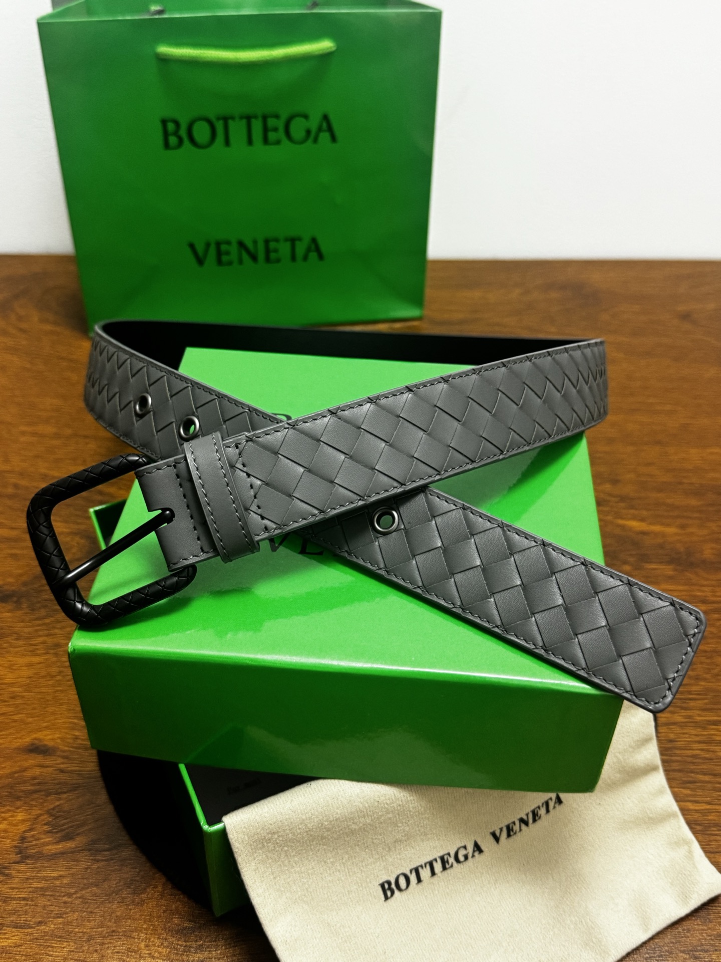 BOTTEGA VENETA   3.5cm   灰色小牛皮皮革手工编织，手工编织新款牛皮经典之作。每个