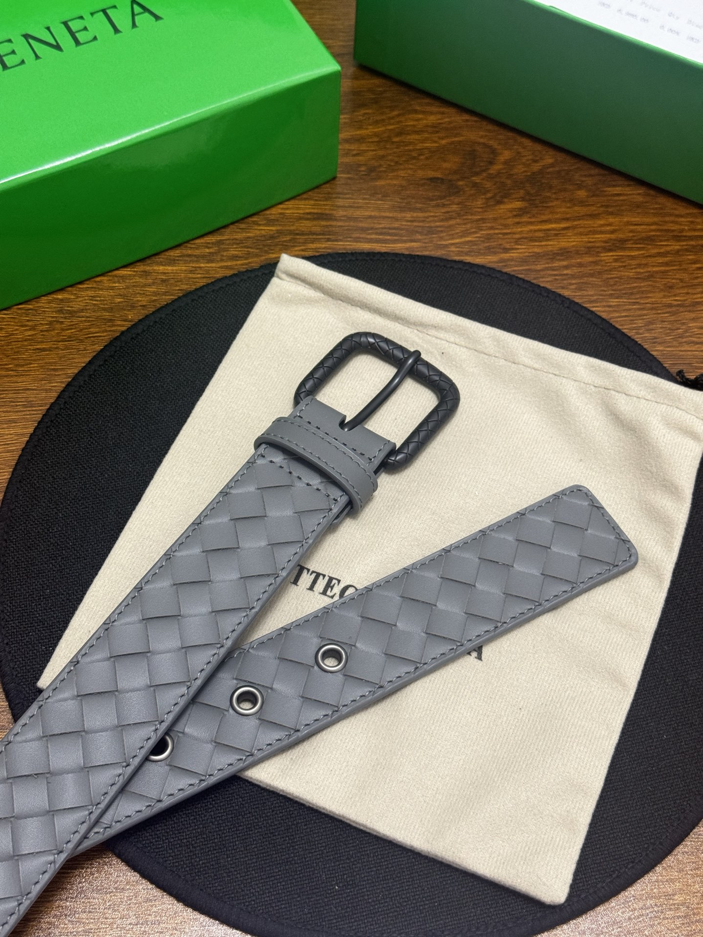 BOTTEGA VENETA   3.5cm   灰色小牛皮皮革手工编织，手工编织新款牛皮经典之作。每个