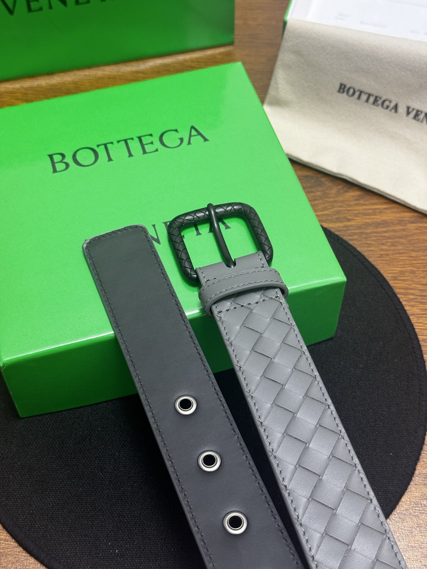 BOTTEGA VENETA   3.5cm   灰色小牛皮皮革手工编织，手工编织新款牛皮经典之作。每个