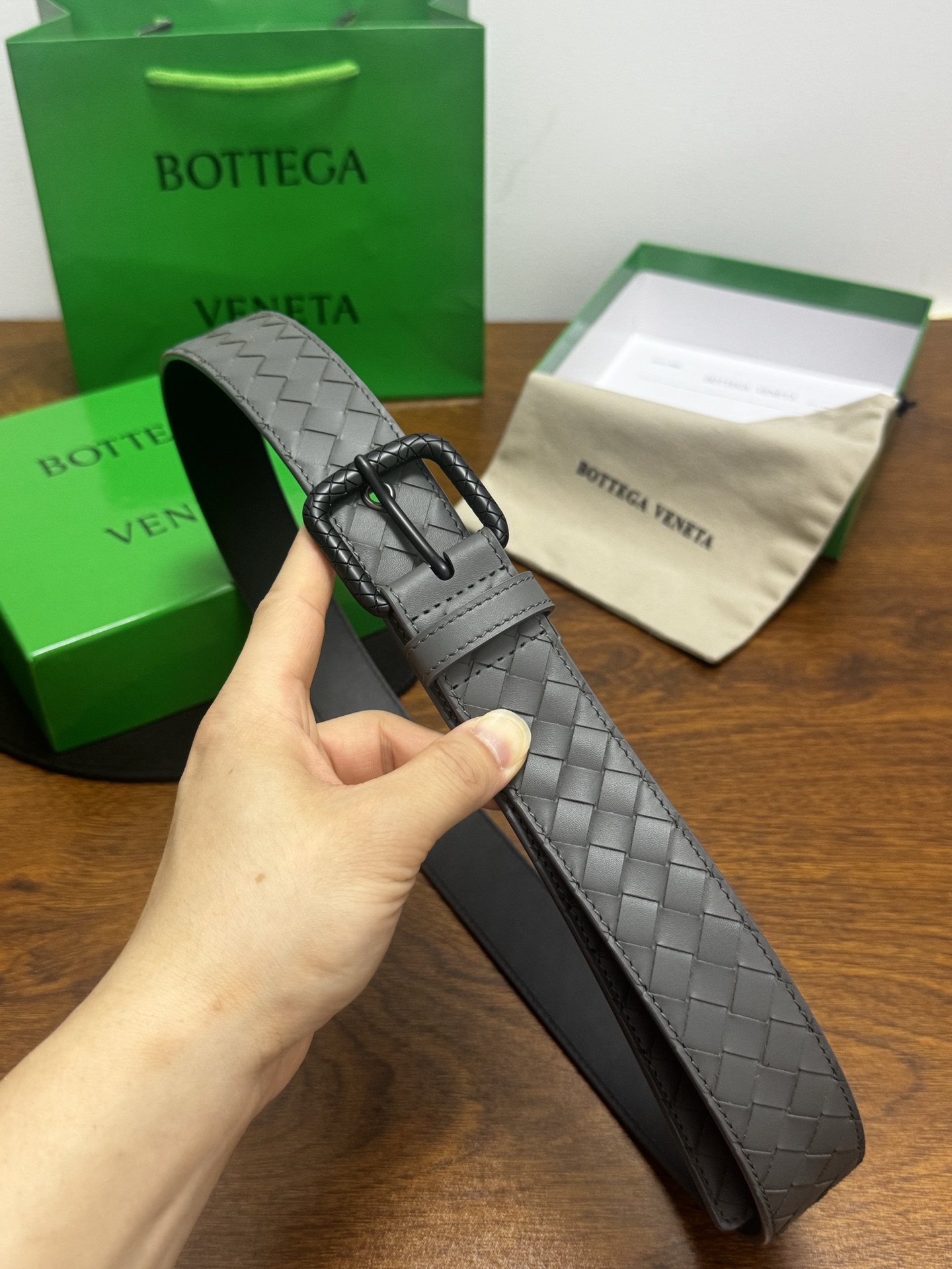 BOTTEGA VENETA   3.5cm   灰色小牛皮皮革手工编织，手工编织新款牛皮经典之作。每个