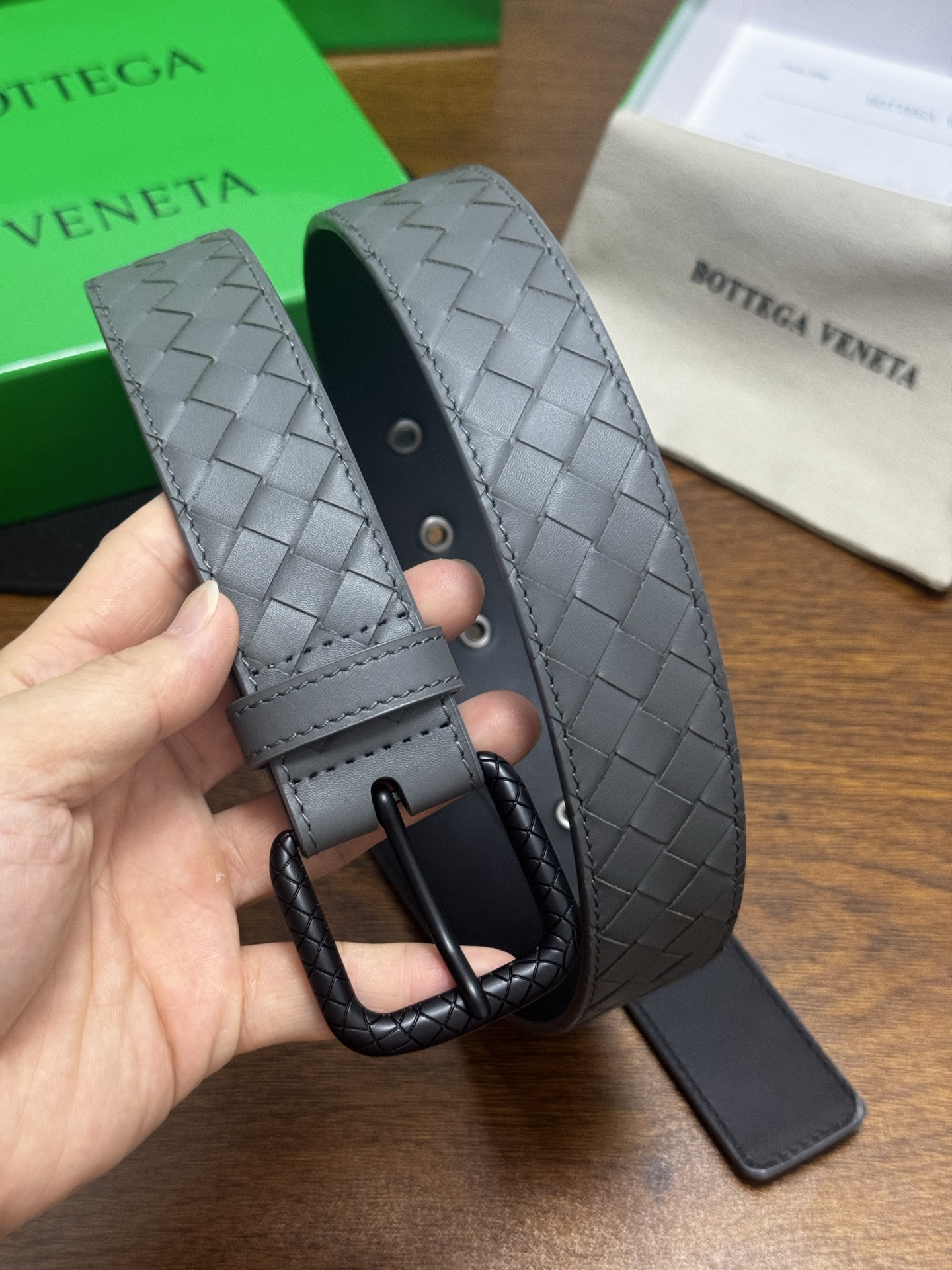 BOTTEGA VENETA   3.5cm   灰色小牛皮皮革手工编织，手工编织新款牛皮经典之作。每个