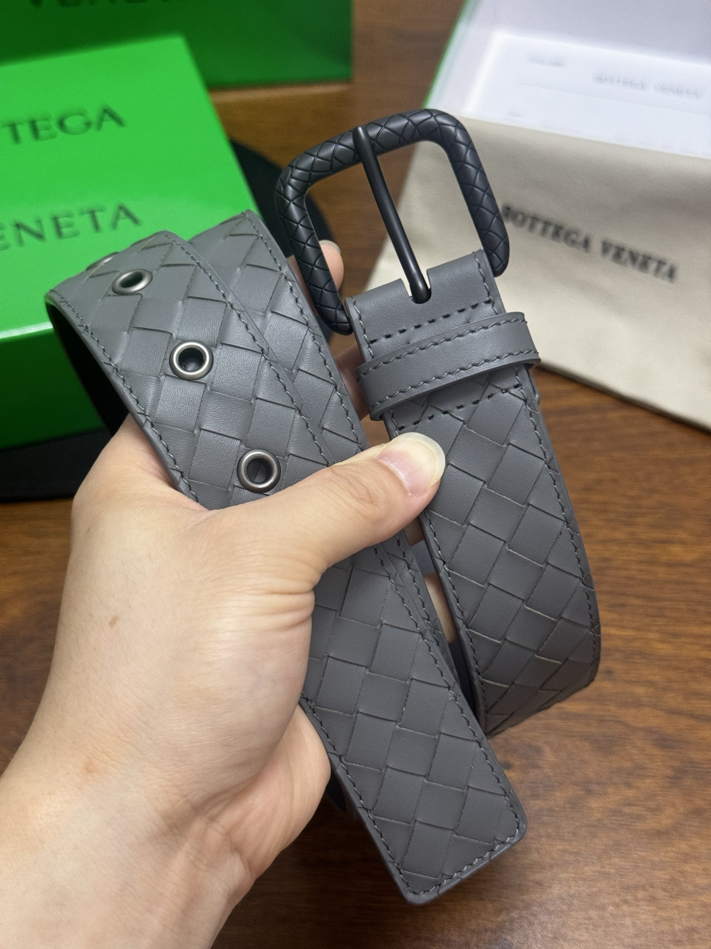 BOTTEGA VENETA   3.5cm   灰色小牛皮皮革手工编织，手工编织新款牛皮经典之作。每个
