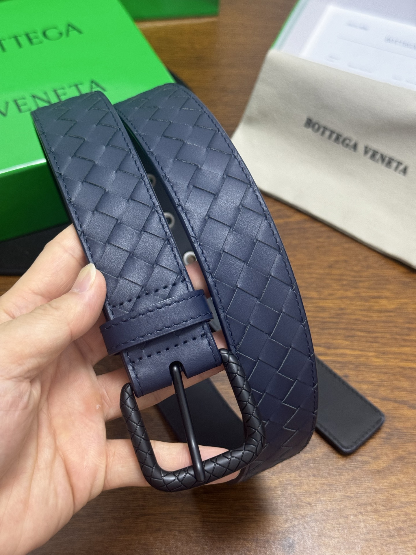 BOTTEGA VENETA   3.5cm   蓝色小牛皮皮革手工编织，手工编织新款牛皮经典之作。每个