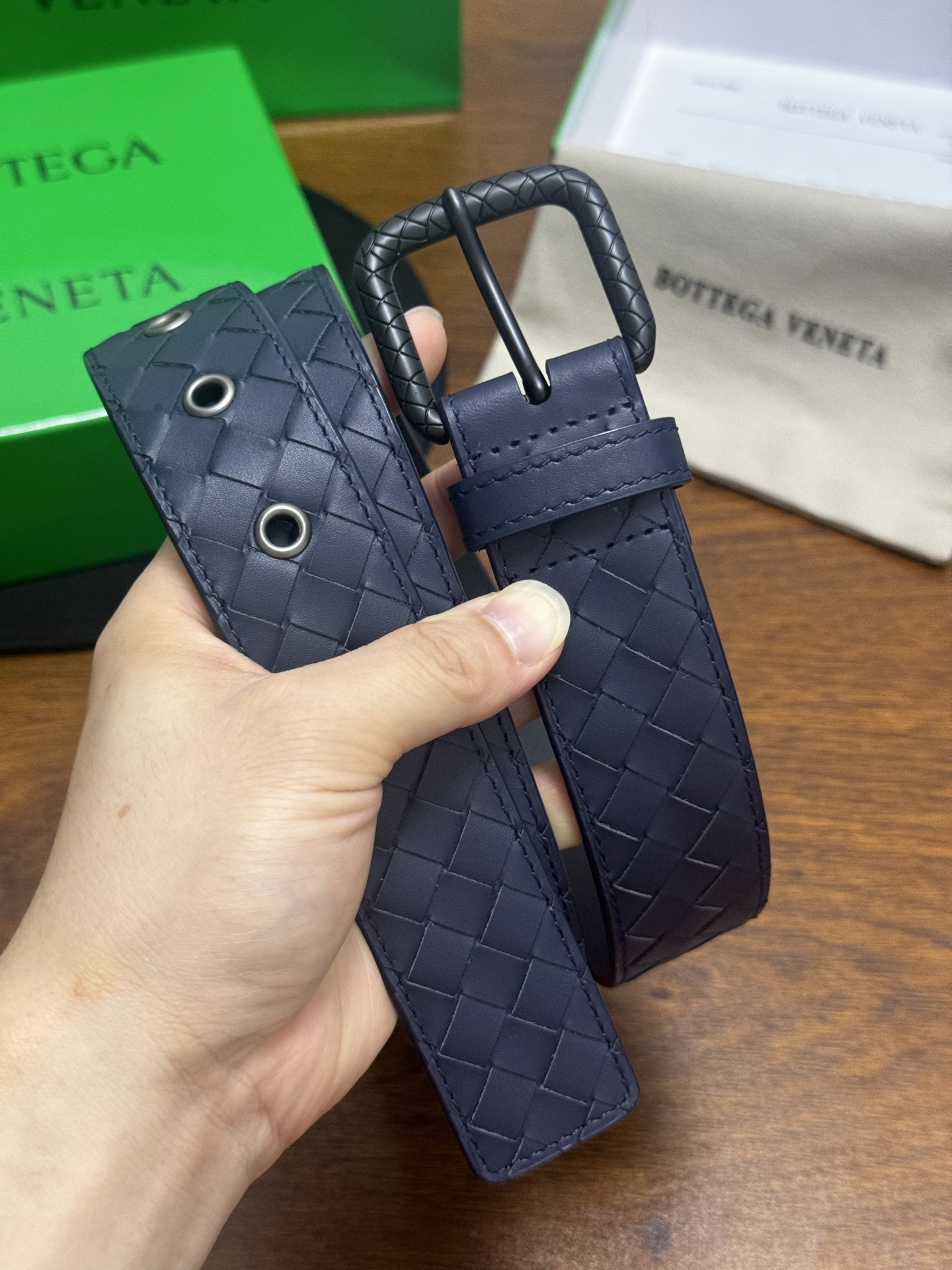 BOTTEGA VENETA   3.5cm   蓝色小牛皮皮革手工编织，手工编织新款牛皮经典之作。每个