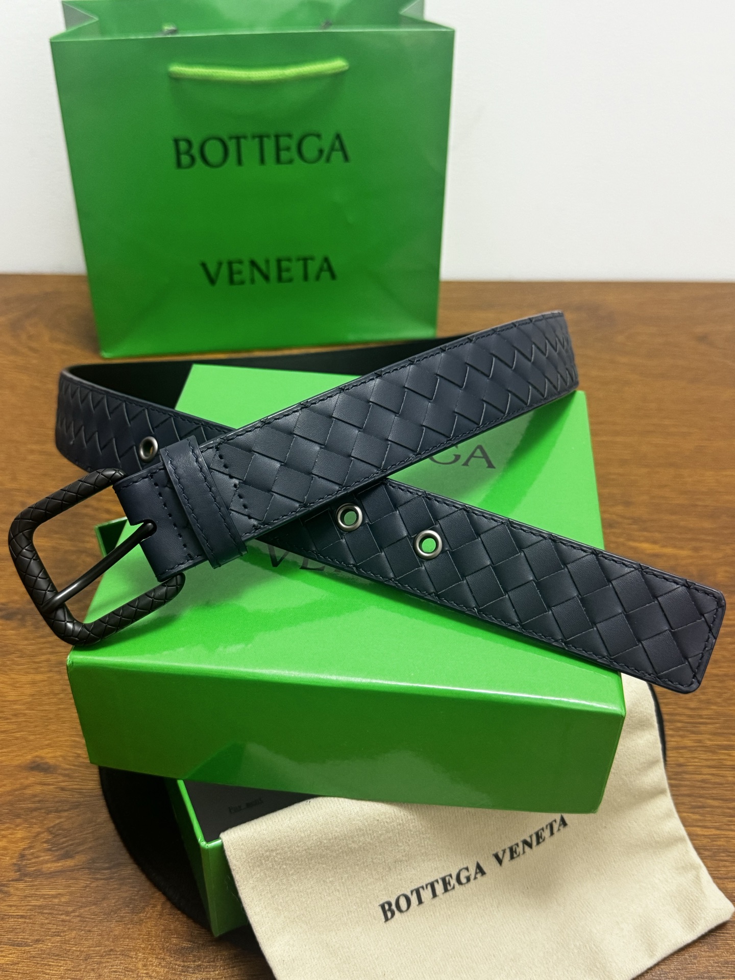 BOTTEGA VENETA   3.5cm   蓝色小牛皮皮革手工编织，手工编织新款牛皮经典之作。每个