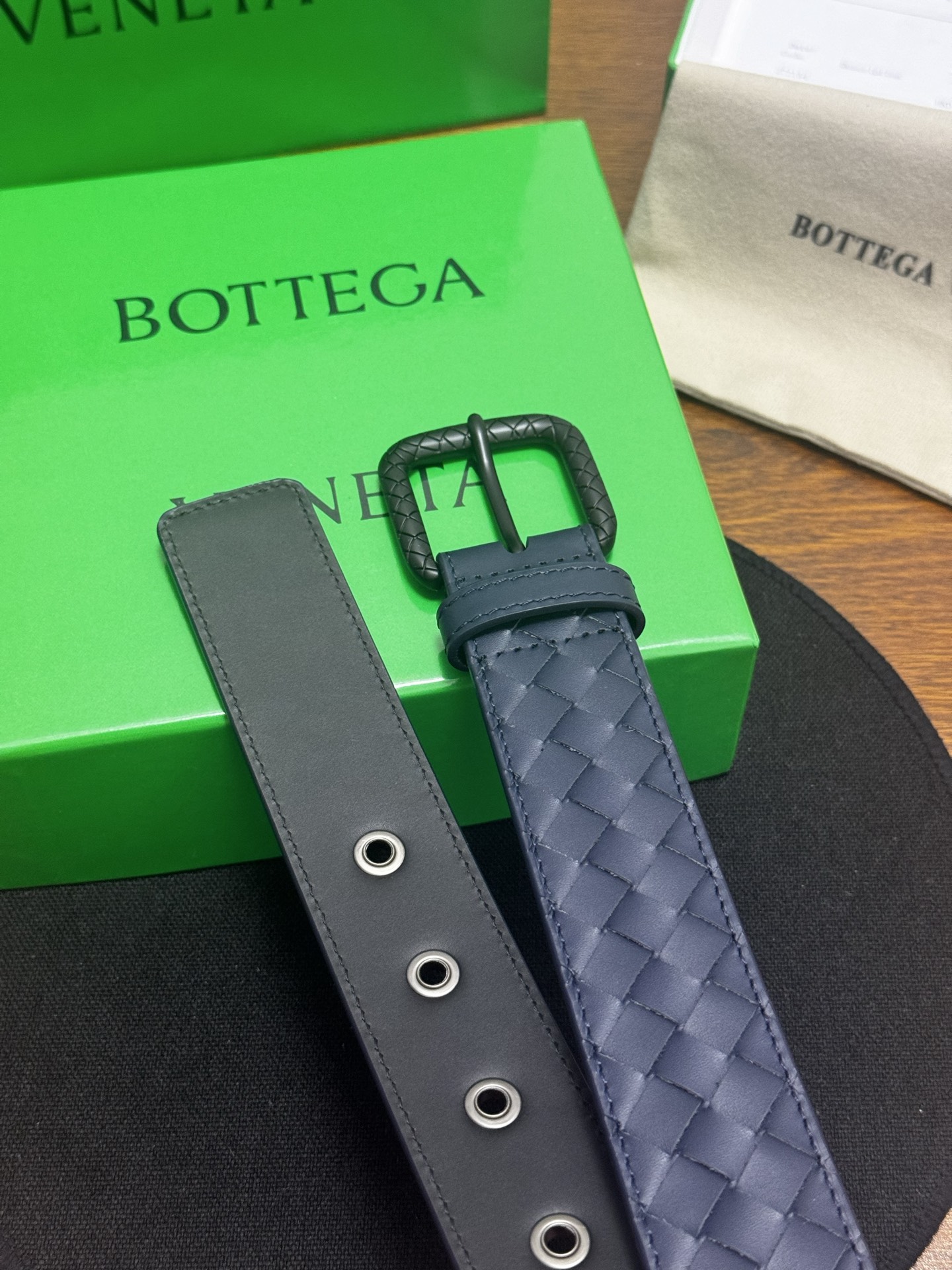 BOTTEGA VENETA   3.5cm   蓝色小牛皮皮革手工编织，手工编织新款牛皮经典之作。每个