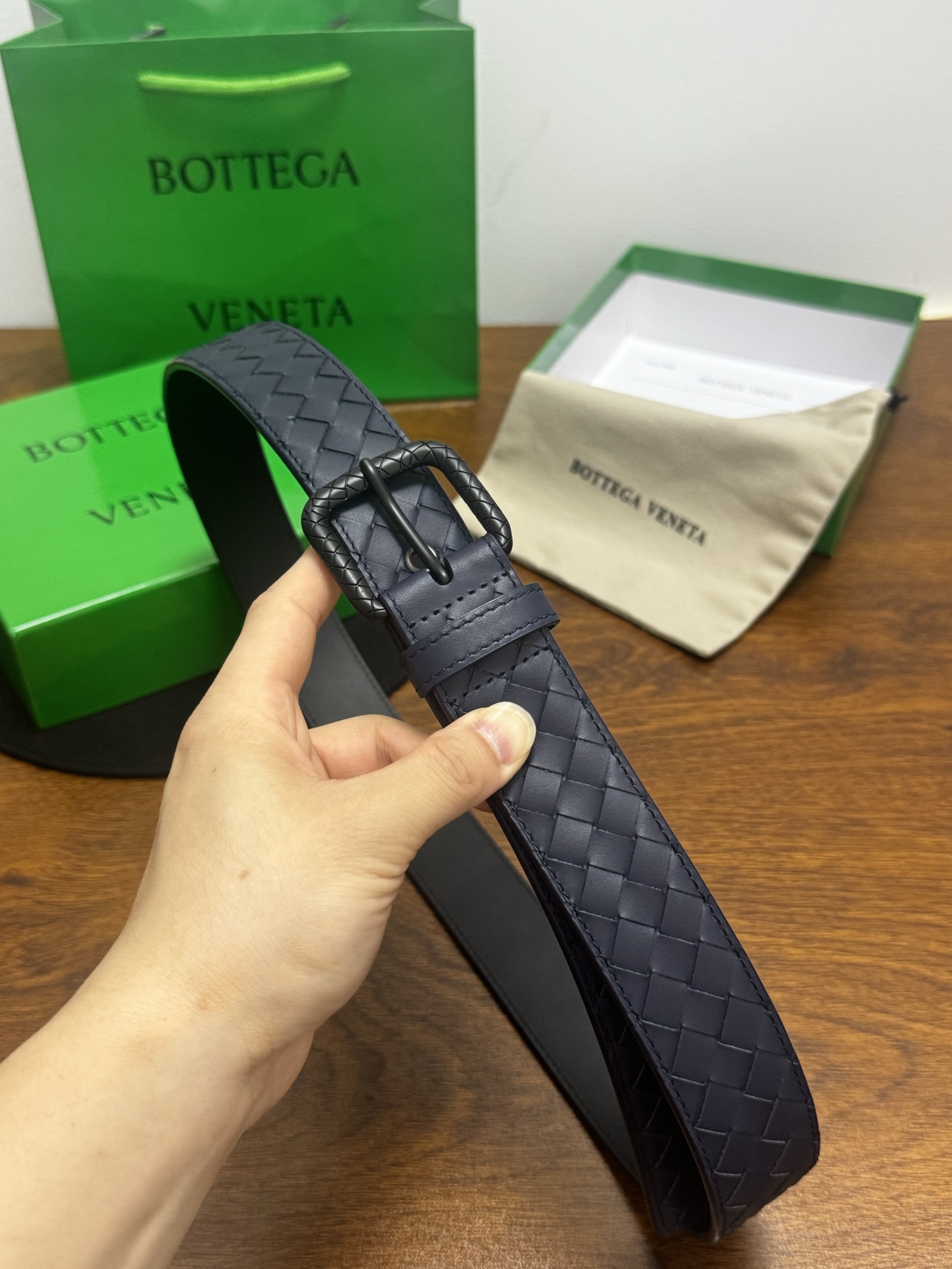 BOTTEGA VENETA   3.5cm   蓝色小牛皮皮革手工编织，手工编织新款牛皮经典之作。每个