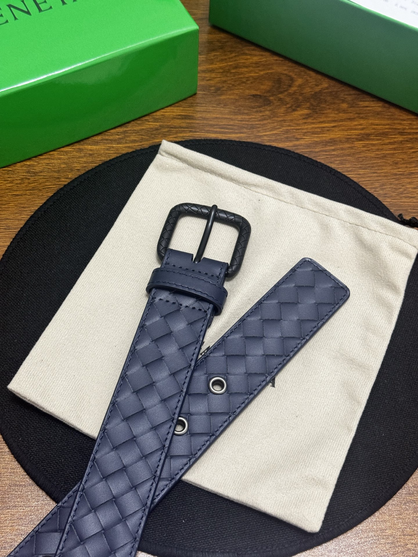 BOTTEGA VENETA   3.5cm   蓝色小牛皮皮革手工编织，手工编织新款牛皮经典之作。每个