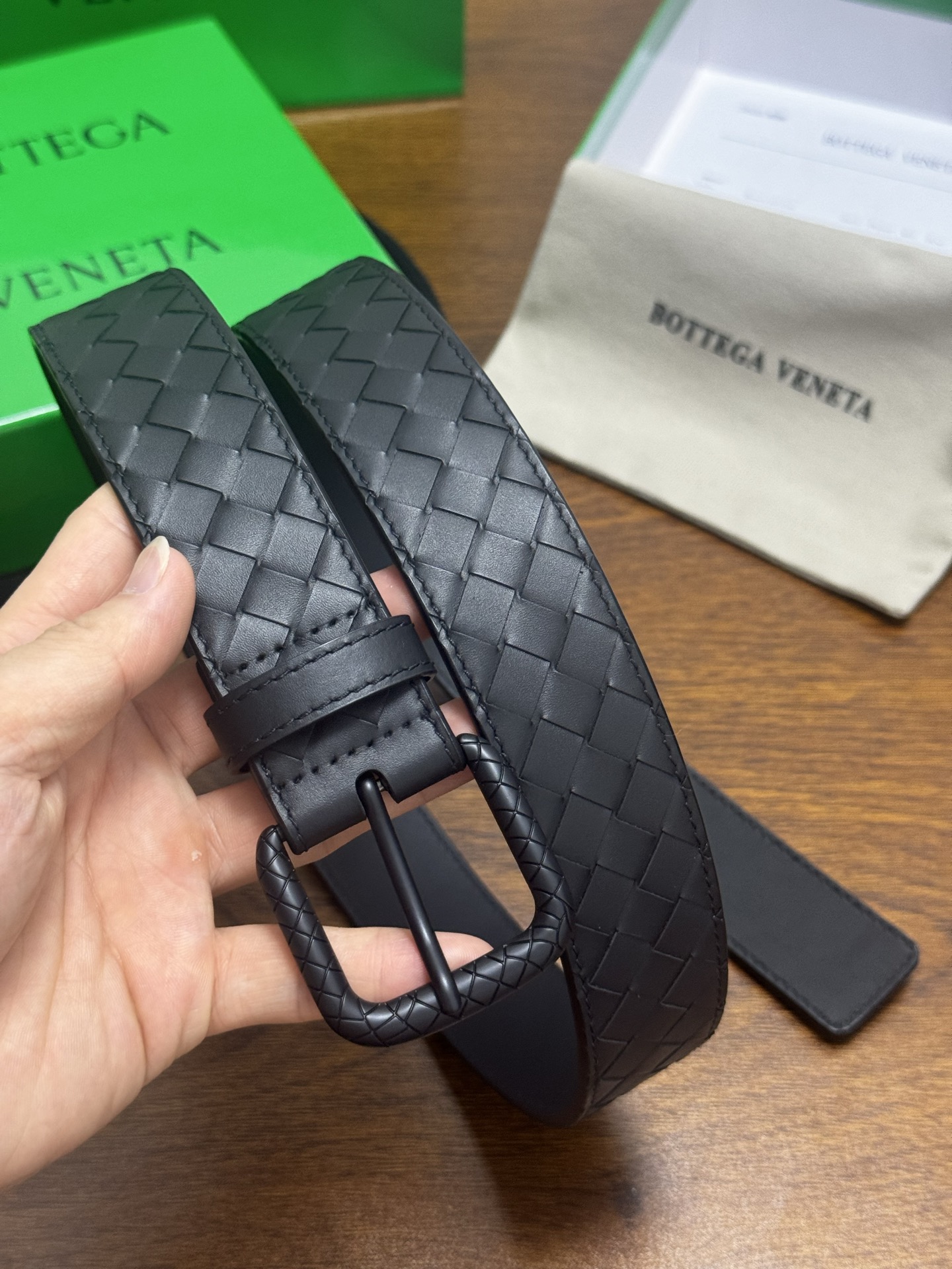BOTTEGA VENETA   3.5cm   黑色小牛皮皮革手工编织，手工编织新款牛皮经典之作。每个