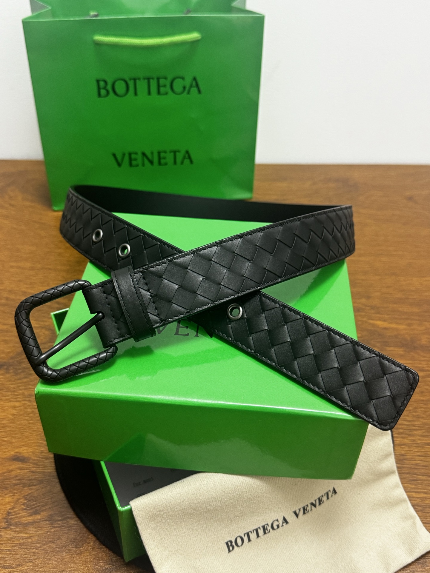 BOTTEGA VENETA   3.5cm   黑色小牛皮皮革手工编织，手工编织新款牛皮经典之作。每个