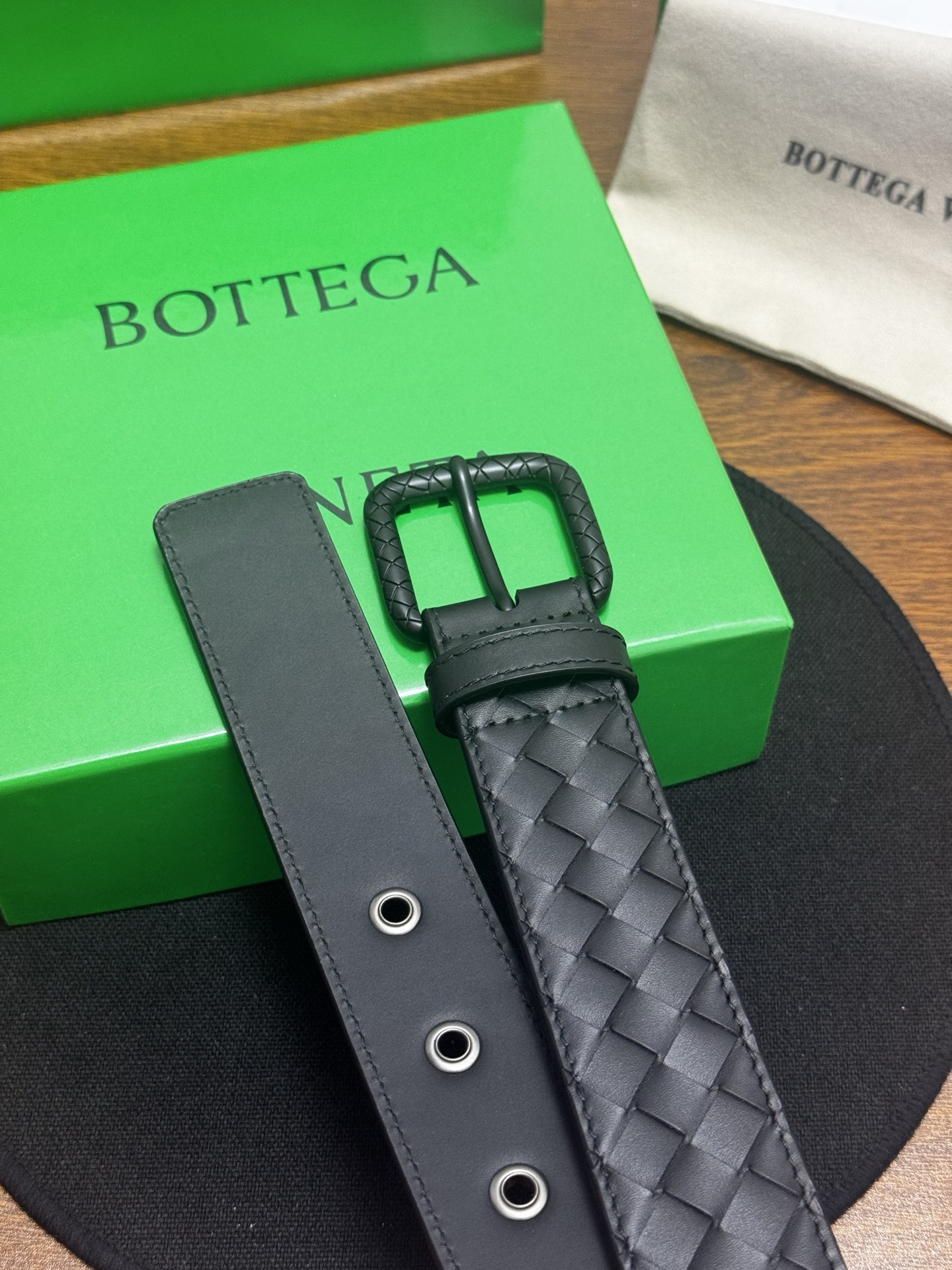 BOTTEGA VENETA   3.5cm   黑色小牛皮皮革手工编织，手工编织新款牛皮经典之作。每个