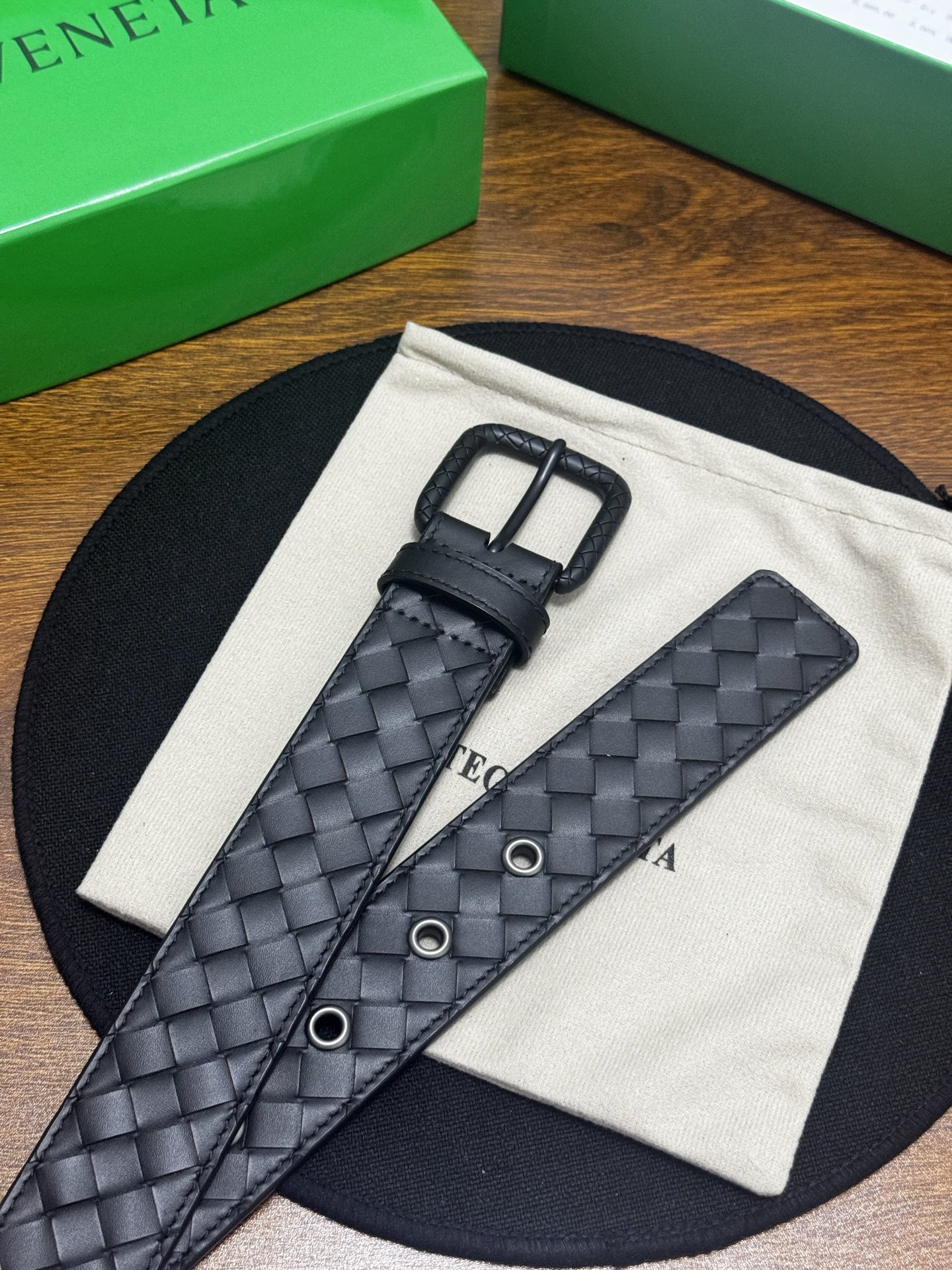 BOTTEGA VENETA   3.5cm   黑色小牛皮皮革手工编织，手工编织新款牛皮经典之作。每个