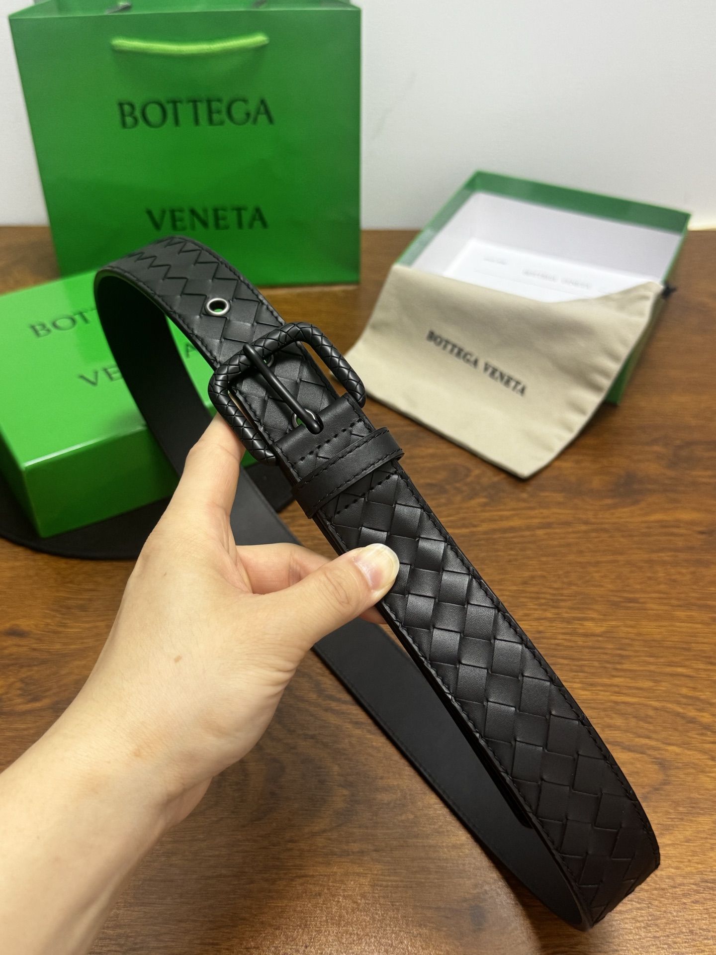 BOTTEGA VENETA   3.5cm   黑色小牛皮皮革手工编织，手工编织新款牛皮经典之作。每个