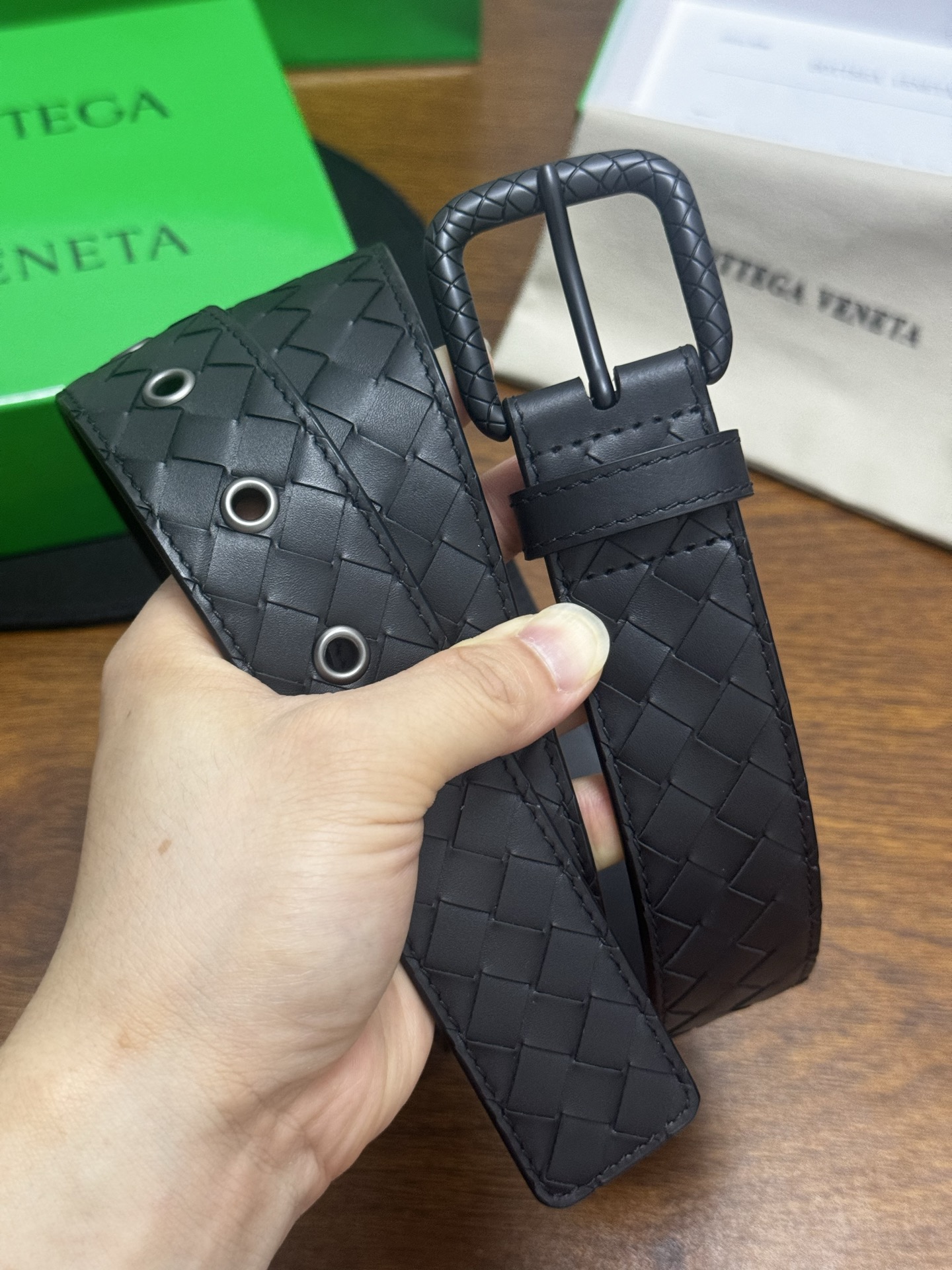 BOTTEGA VENETA   3.5cm   黑色小牛皮皮革手工编织，手工编织新款牛皮经典之作。每个