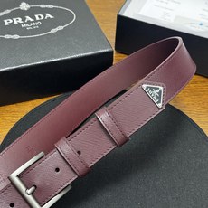 PRADA 3.5cm 枣红Saffiano牛皮革腰带设计简约精致,饰有标志性的涂珐琅三角形 PRADA 3.5cm 枣红Saffiano牛皮革腰带设计简约精致,饰有标志性的涂珐琅三角形