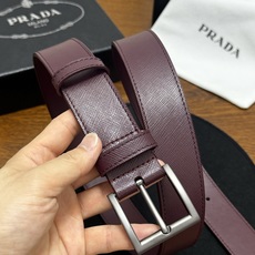 PRADA 3.5cm 枣红Saffiano牛皮革腰带设计简约精致,饰有标志性的涂珐琅三角形 PRADA 3.5cm 枣红Saffiano牛皮革腰带设计简约精致,饰有标志性的涂珐琅三角形