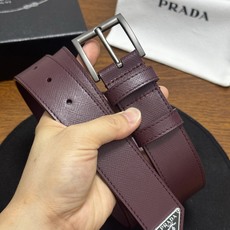 PRADA 3.5cm 枣红Saffiano牛皮革腰带设计简约精致,饰有标志性的涂珐琅三角形 PRADA 3.5cm 枣红Saffiano牛皮革腰带设计简约精致,饰有标志性的涂珐琅三角形
