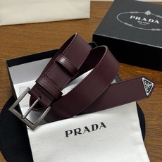 PRADA 3.5cm 枣红Saffiano牛皮革腰带设计简约精致,饰有标志性的涂珐琅三角形 PRADA 3.5cm 枣红Saffiano牛皮革腰带设计简约精致,饰有标志性的涂珐琅三角形