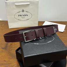 PRADA 3.5cm 枣红Saffiano牛皮革腰带设计简约精致,饰有标志性的涂珐琅三角形 PRADA 3.5cm 枣红Saffiano牛皮革腰带设计简约精致,饰有标志性的涂珐琅三角形