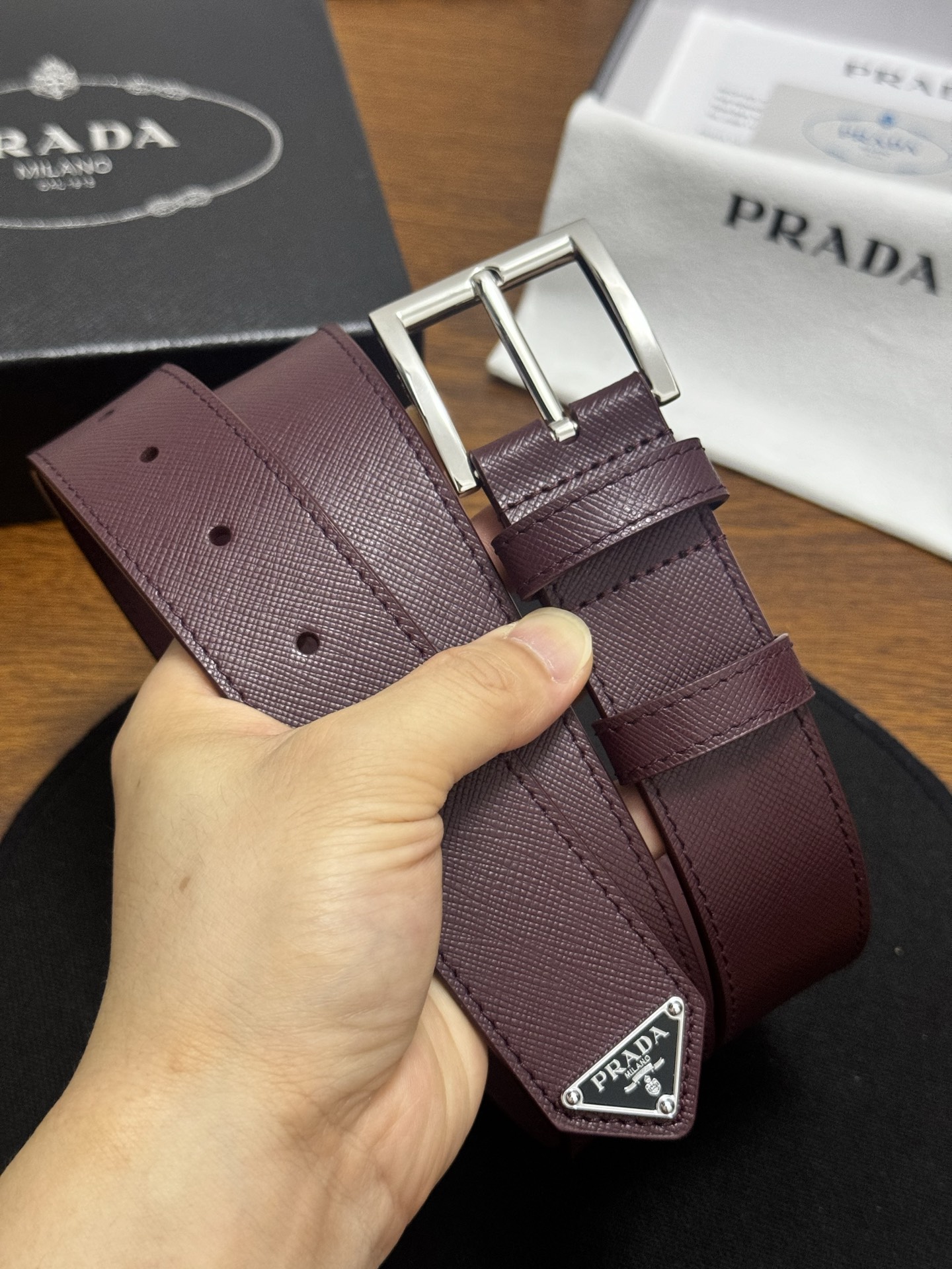 PRADA   3.5cm     枣红Saffiano牛皮革腰带设计简约精致，饰有标志性的涂珐琅三角形