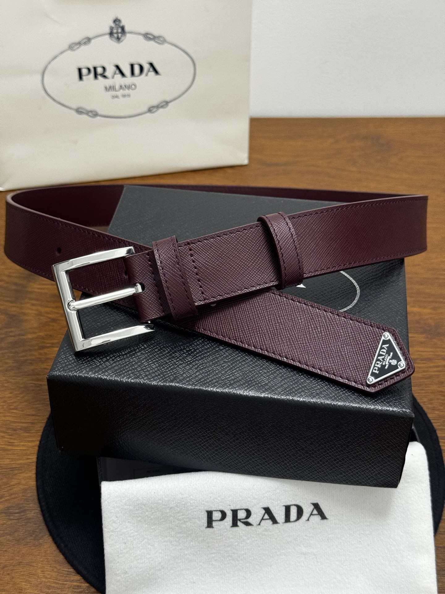 PRADA   3.5cm     枣红Saffiano牛皮革腰带设计简约精致，饰有标志性的涂珐琅三角形