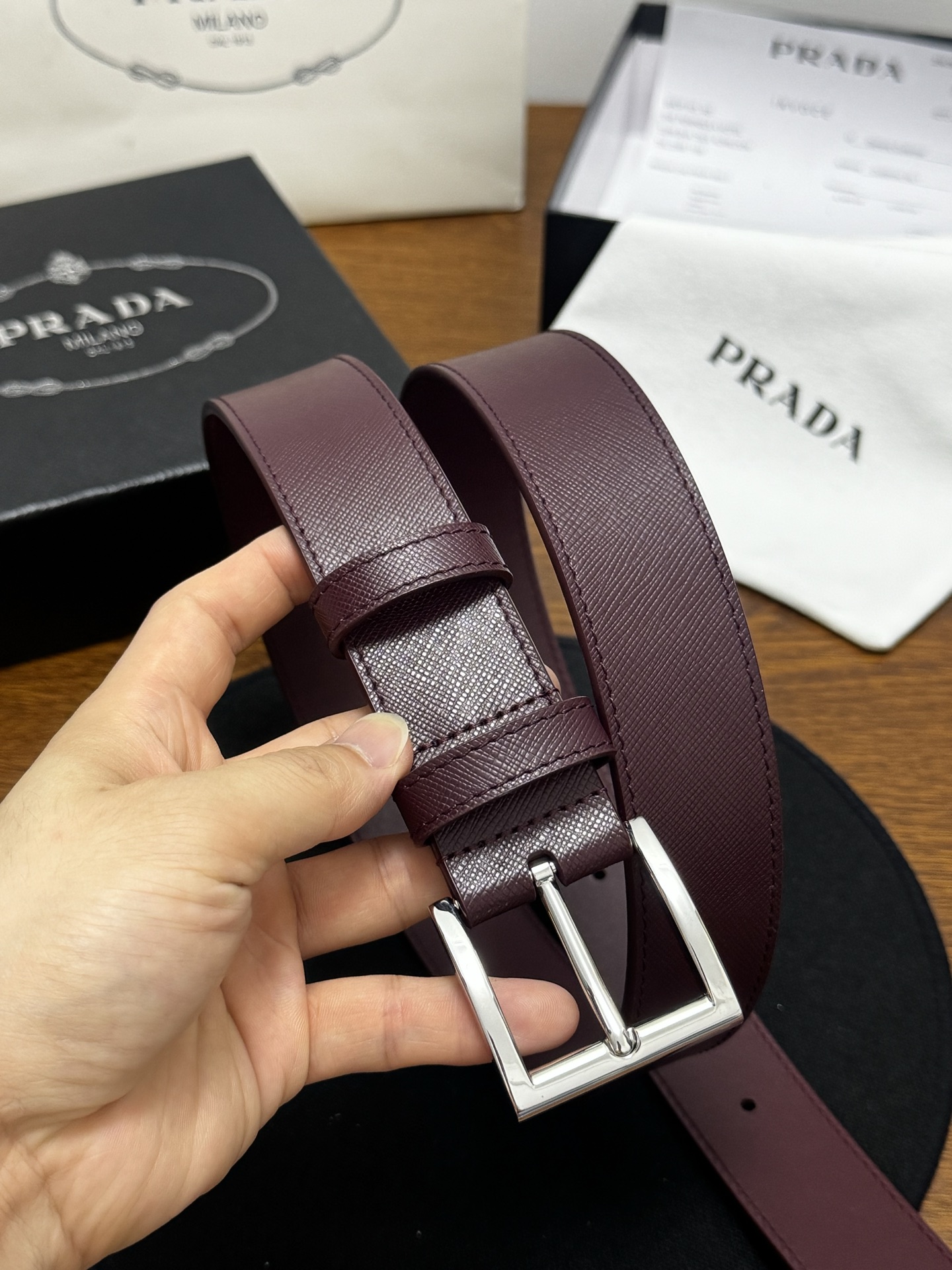 PRADA   3.5cm     枣红Saffiano牛皮革腰带设计简约精致，饰有标志性的涂珐琅三角形