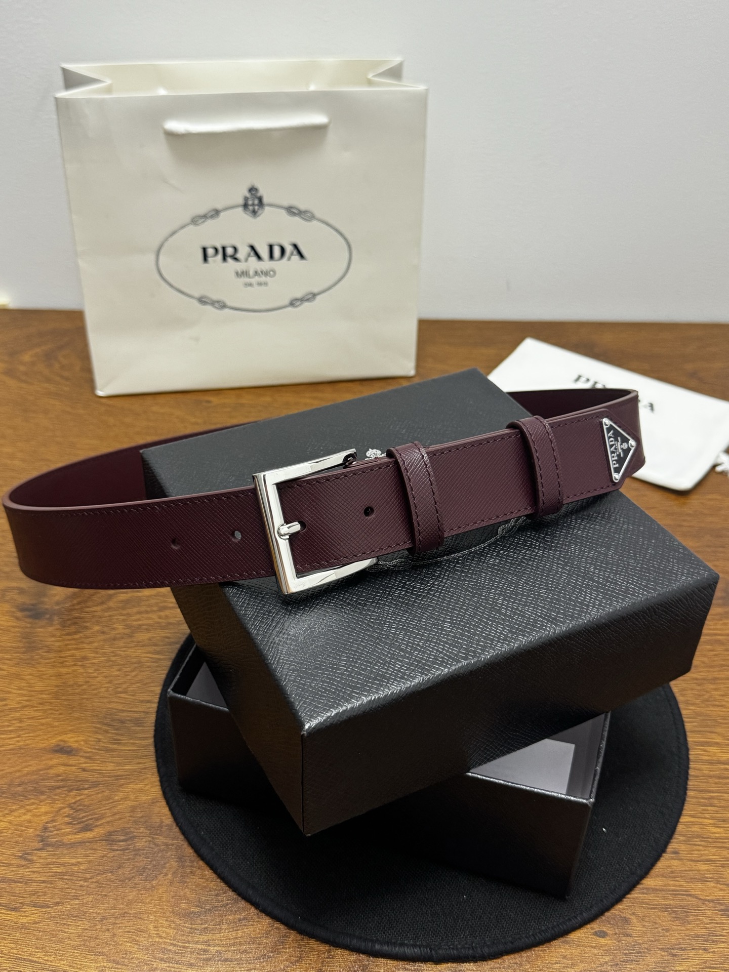 PRADA   3.5cm     枣红Saffiano牛皮革腰带设计简约精致，饰有标志性的涂珐琅三角形