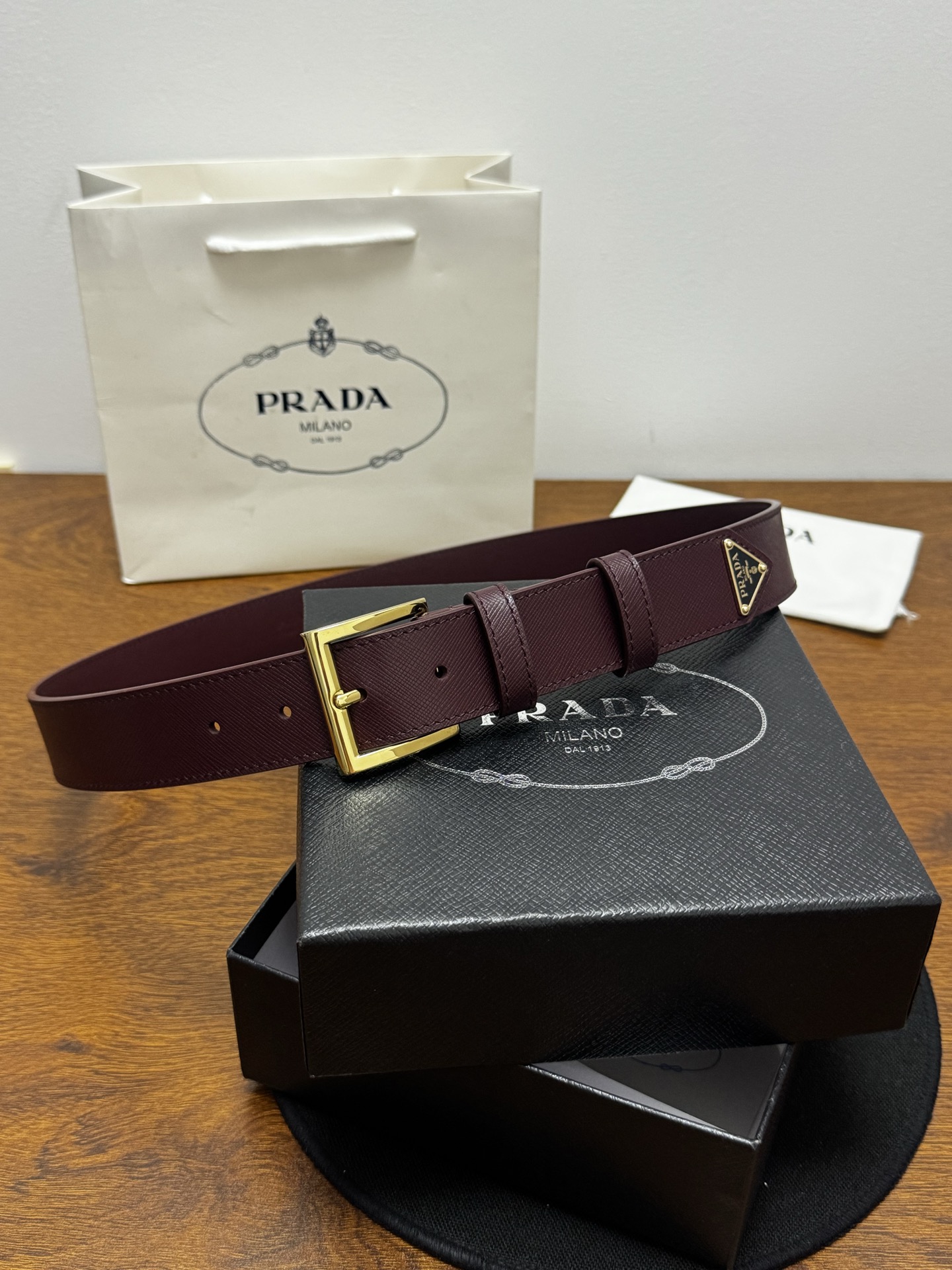 PRADA 3.5cm 枣红Saffiano牛皮革腰带设计简约精致,饰有标志性的涂珐琅三角形 PRADA 3.5cm 枣红Saffiano牛皮革腰带设计简约精致,饰有标志性的涂珐琅三角形