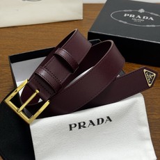 PRADA 3.5cm 枣红Saffiano牛皮革腰带设计简约精致,饰有标志性的涂珐琅三角形 PRADA 3.5cm 枣红Saffiano牛皮革腰带设计简约精致,饰有标志性的涂珐琅三角形