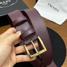 PRADA 3.5cm 枣红Saffiano牛皮革腰带设计简约精致,饰有标志性的涂珐琅三角形 PRADA 3.5cm 枣红Saffiano牛皮革腰带设计简约精致,饰有标志性的涂珐琅三角形