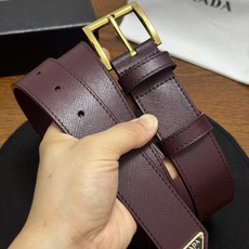 PRADA 3.5cm 枣红Saffiano牛皮革腰带设计简约精致,饰有标志性的涂珐琅三角形 PRADA 3.5cm 枣红Saffiano牛皮革腰带设计简约精致,饰有标志性的涂珐琅三角形