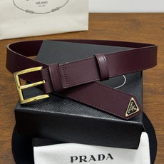 PRADA 3.5cm 枣红Saffiano牛皮革腰带设计简约精致,饰有标志性的涂珐琅三角形 PRADA 3.5cm 枣红Saffiano牛皮革腰带设计简约精致,饰有标志性的涂珐琅三角形