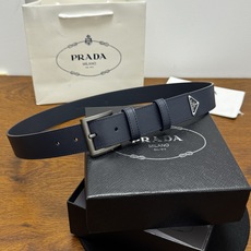 PRADA 3.5cm 深蓝Saffiano牛皮革腰带设计简约精致,饰有标志性的涂珐琅三角形 PRADA 3.5cm 深蓝Saffiano牛皮革腰带设计简约精致,饰有标志性的涂珐琅三角形